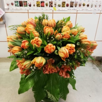 vazoda turuncu laleler